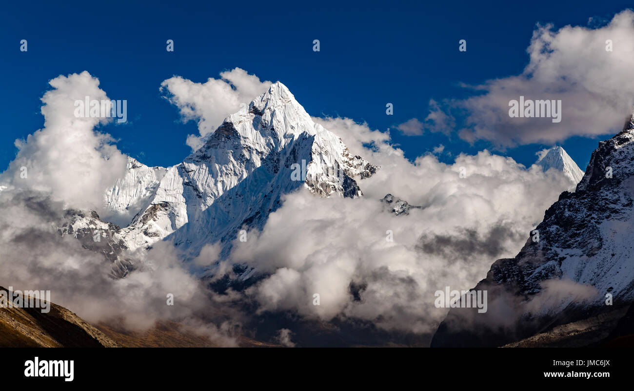 Ama Dablam Berg im Sagarmatha Nationalpark, Everest-Region. Himalaya inspirierende Landschaft in Nepal. Schöne Aussicht auf die Berggipfel im Himalay Stockfoto