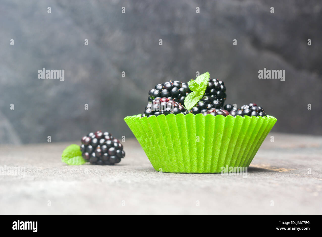 Große Dewkberries in der Form für einen Cupcake Papier gemacht. Stockfoto