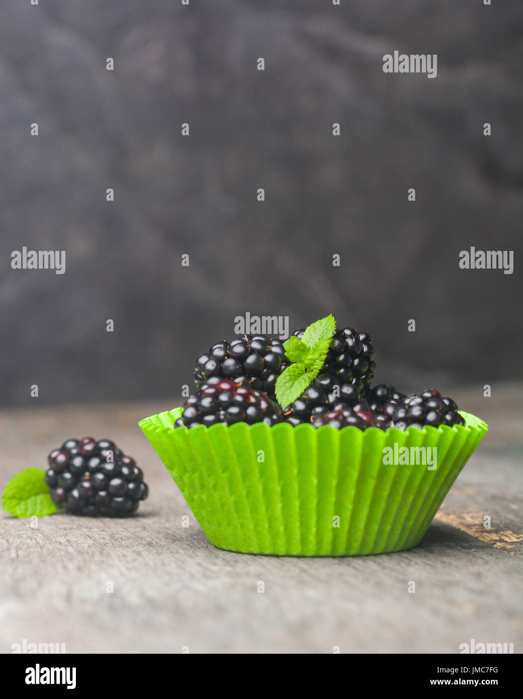 Große Dewkberries in der Form für einen Cupcake Papier gemacht. Stockfoto