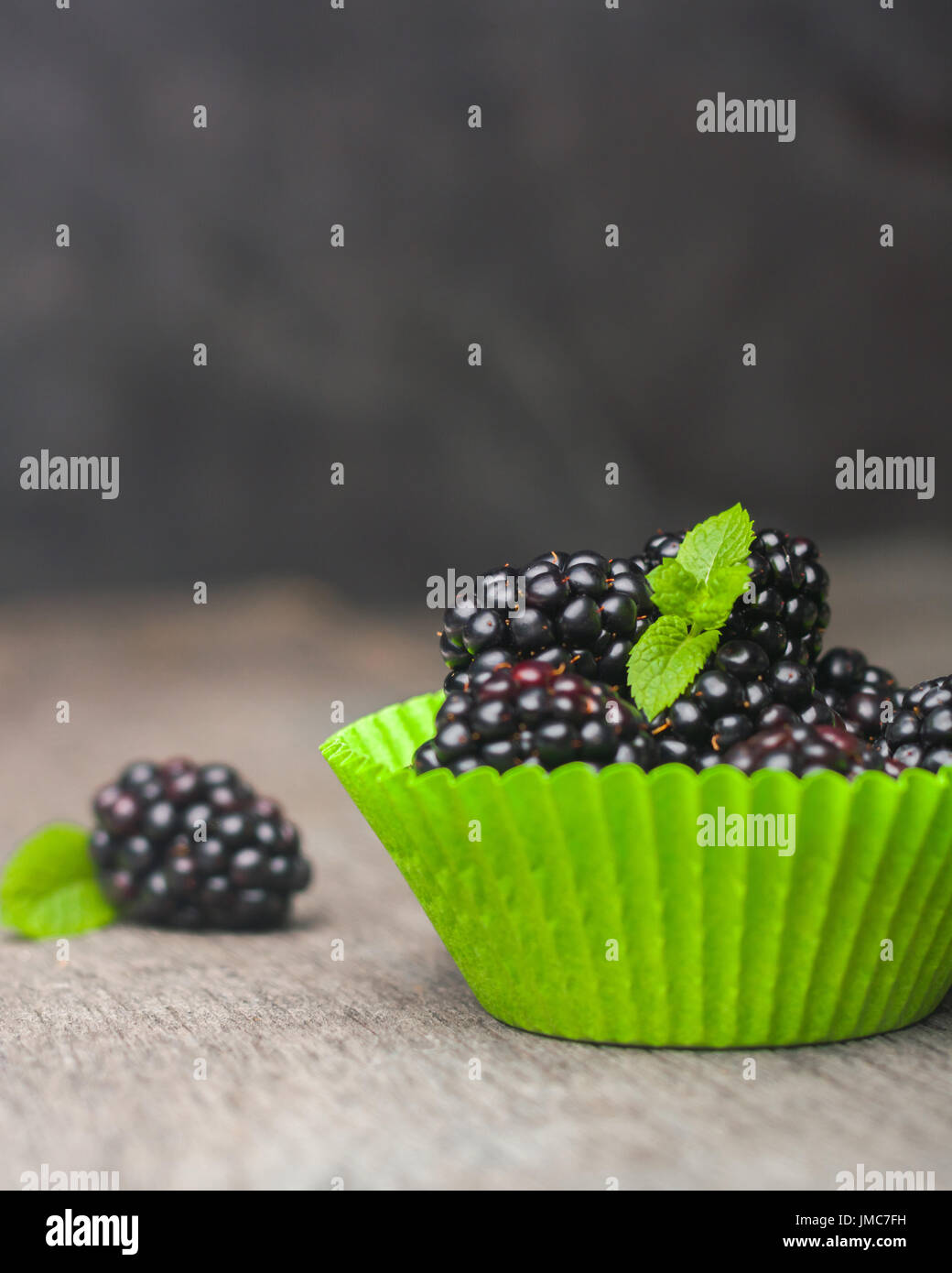 Große Dewkberries in der Form für einen Cupcake Papier gemacht. Stockfoto