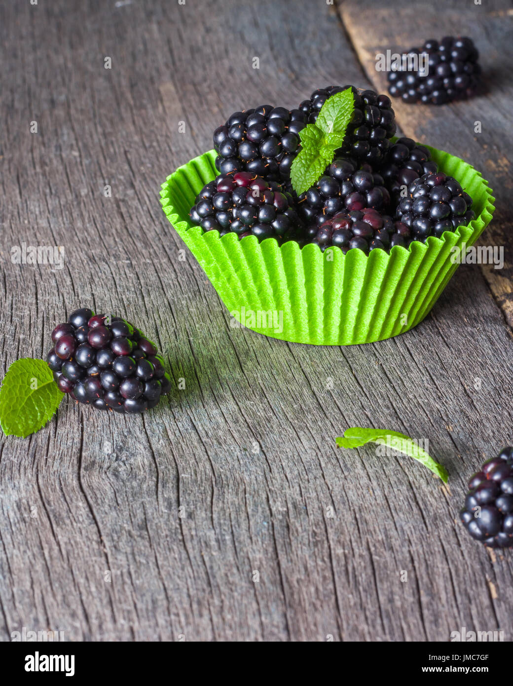 Große Dewkberries in der Form für einen Cupcake Papier gemacht. Stockfoto