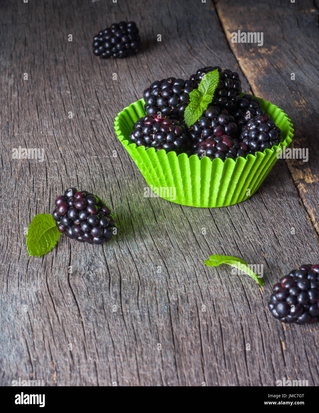 Große Dewkberries in der Form für einen Cupcake Papier gemacht. Stockfoto