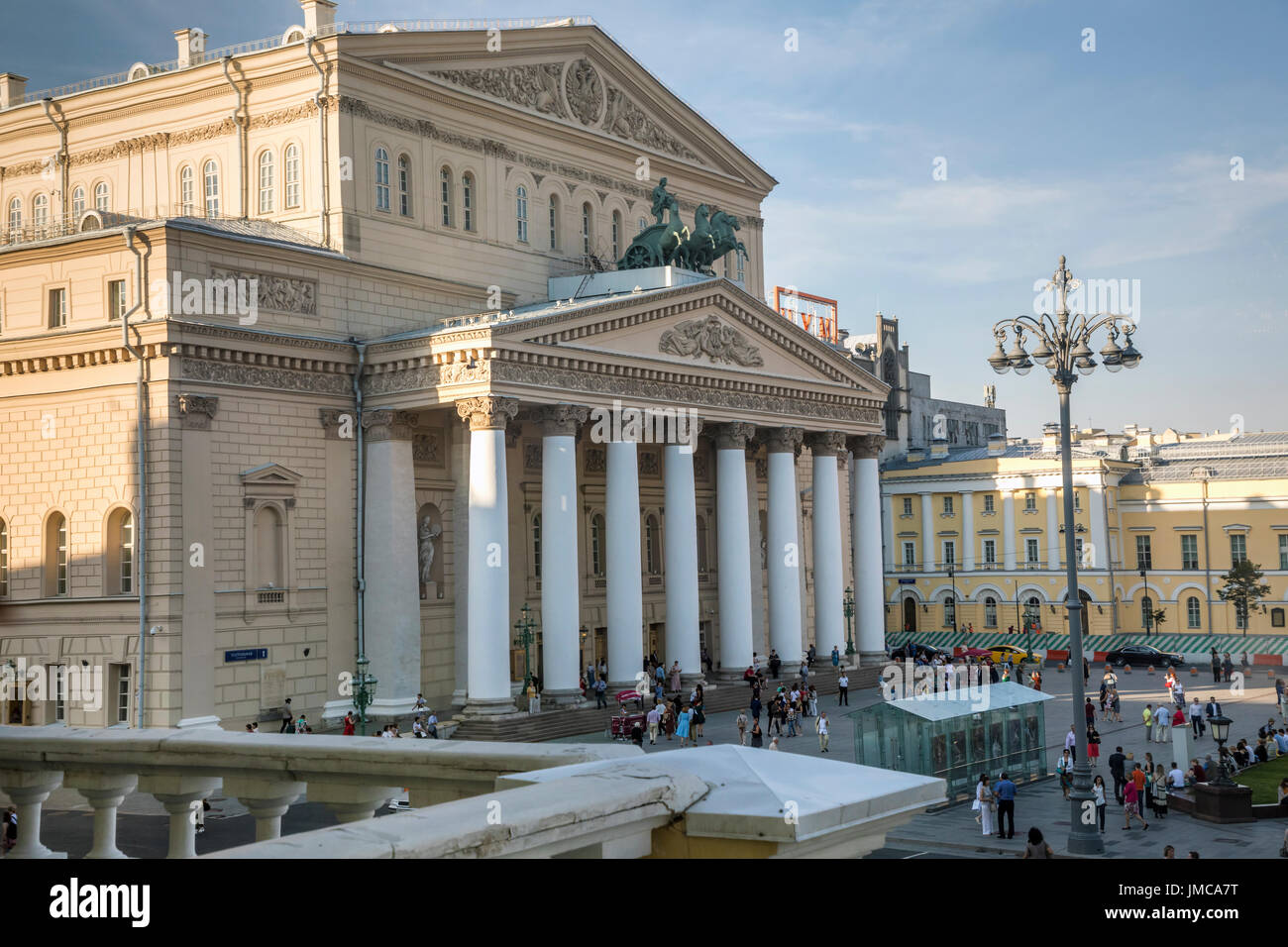 Ungewöhnlichen Blick auf die staatlichen akademischen Bolschoi Theater der Russischen Föderation und Theaterplatz im Zentrum von Moskau, Russland Stockfoto