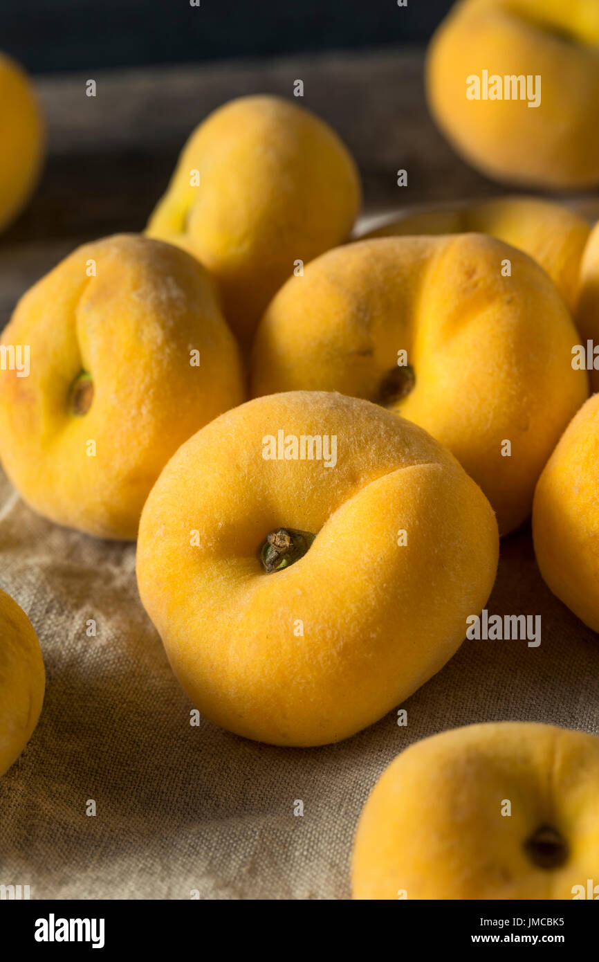 Rohe organische gelbe Donut Saturn Pfirsiche verzehrfertige Stockfoto