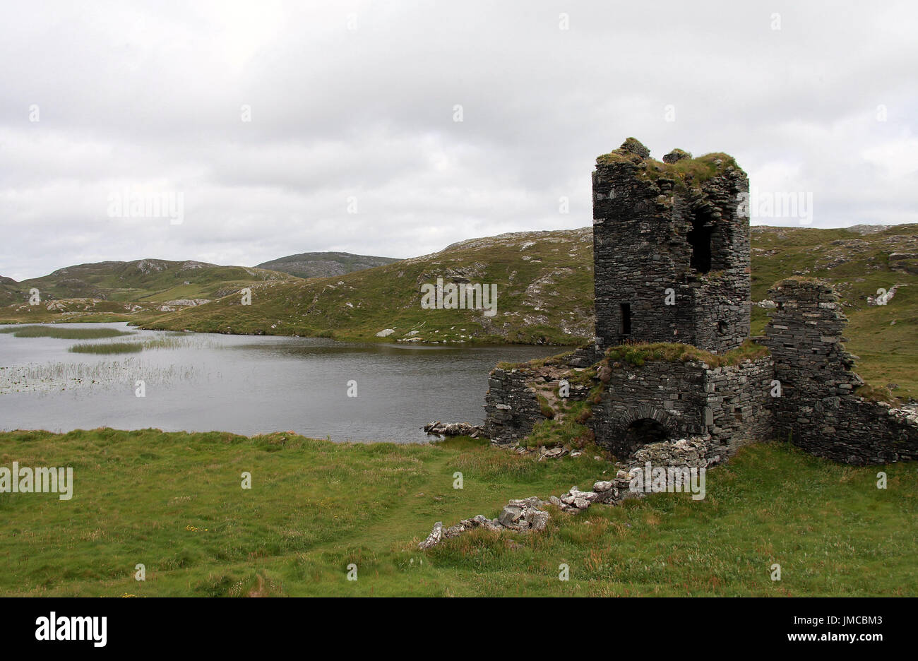 Dunlough Burg stehen auf der Landenge, die drei Burg Kopf mit dem Festland verbindet Stockfoto