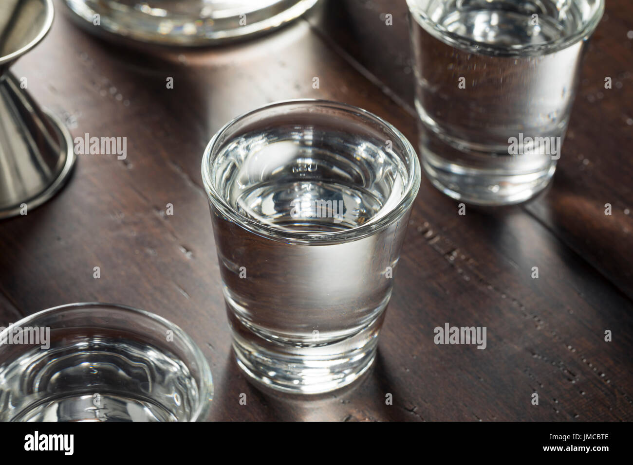 Klar alkoholische russischer Wodka Shots bereit zu trinken Stockfoto
