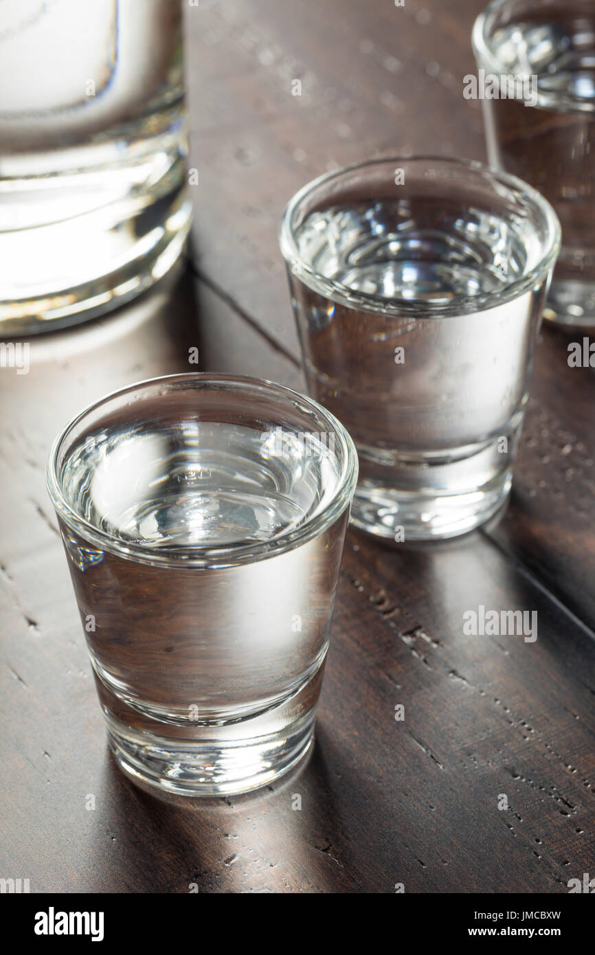 Klar alkoholische russischer Wodka Shots bereit zu trinken