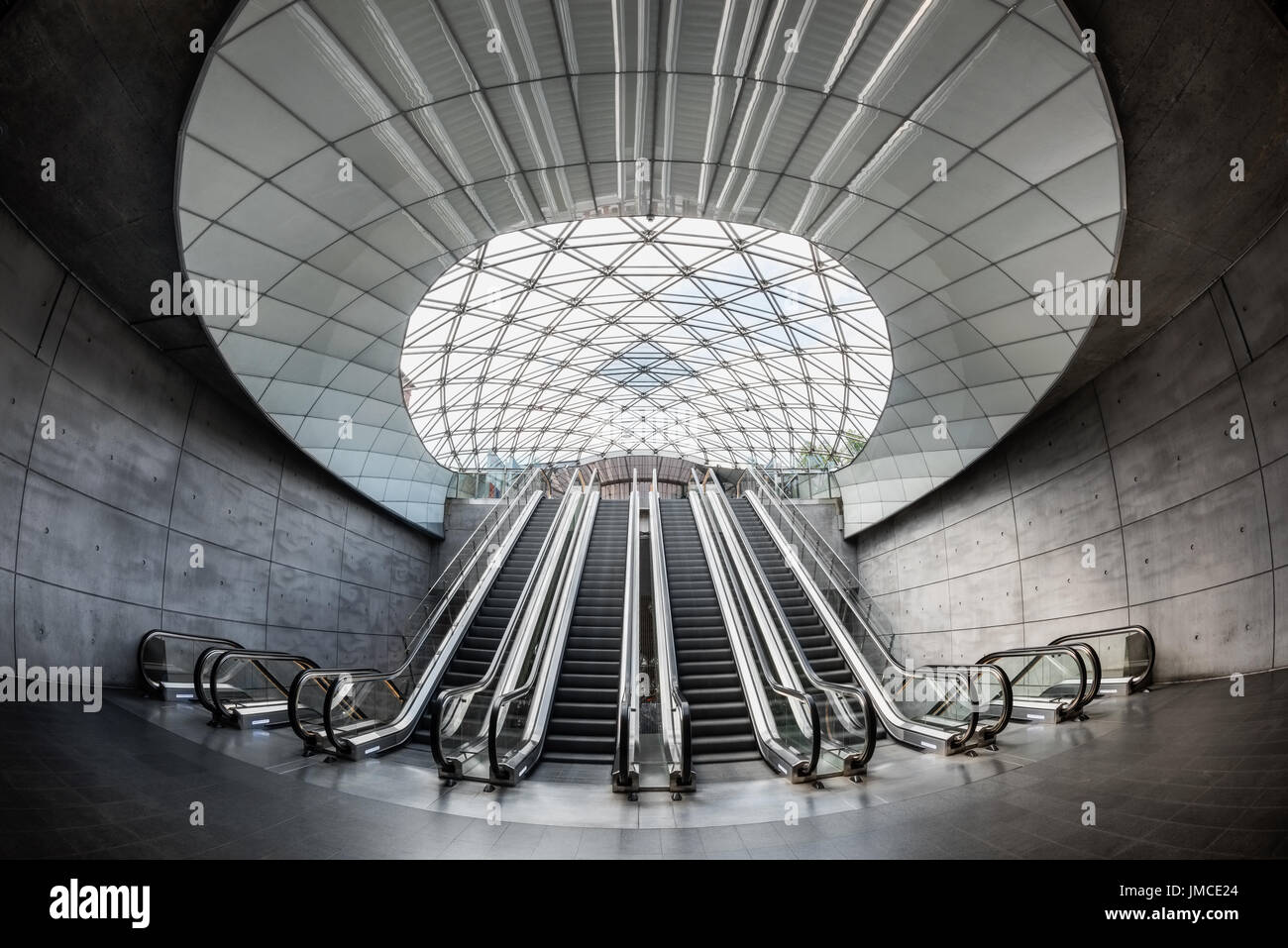 Fisheye Blick auf das Interieur von Triangeln unterirdischen Bahnhof in Malmö, Schweden, Skandinavien Stockfoto