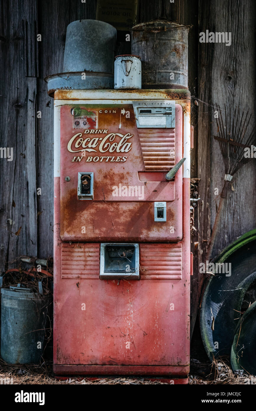 Alte zusammengetretene Coca-Cola-Getränkeautomat im ländlichen Alabama, USA. Stockfoto