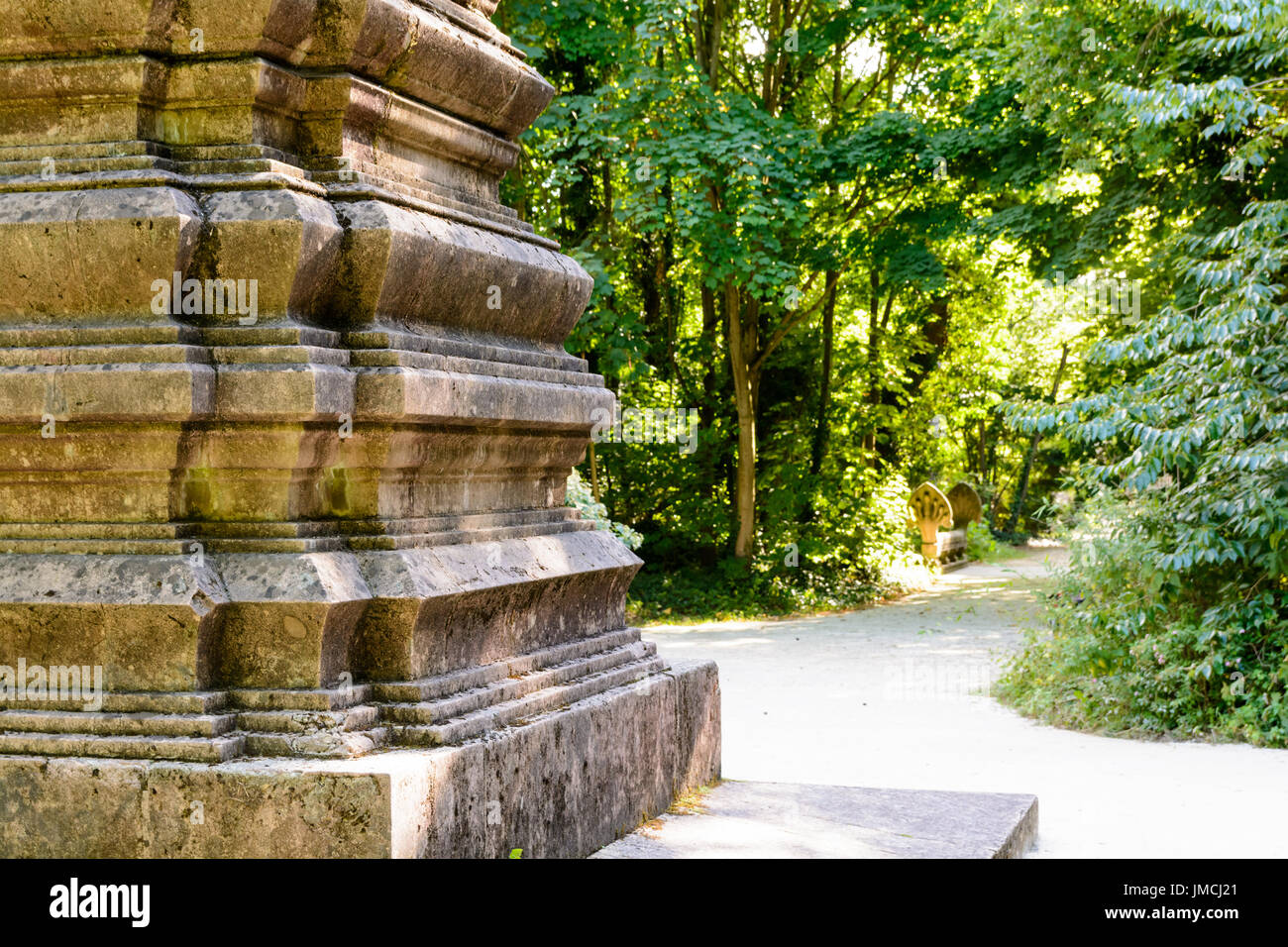 Nahaufnahme des Untergeschosses des Steins Denkmal für die Kambodschaner und Laoten, die für Frankreich, gestorben befindet sich im Garten des tropischen Agronomie in Paris Stockfoto