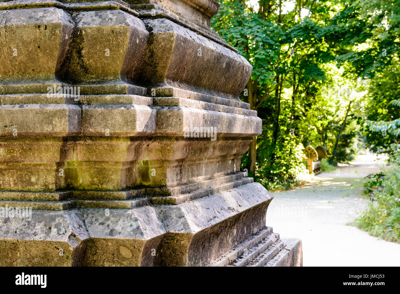 Nahaufnahme des Untergeschosses des Steins Denkmal für die Kambodschaner und Laoten, die für Frankreich, gestorben befindet sich im Garten des tropischen Agronomie in Paris Stockfoto