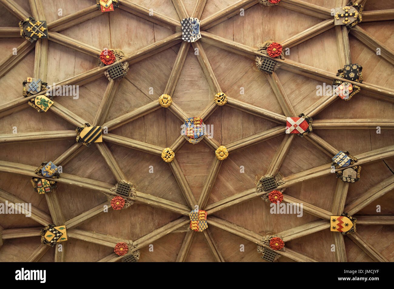 CAMBRIDGE, ENGLAND - AUGUST 2012; Dekoration auf der Decke am St. Johns College in Cambridge Universität. Stockfoto