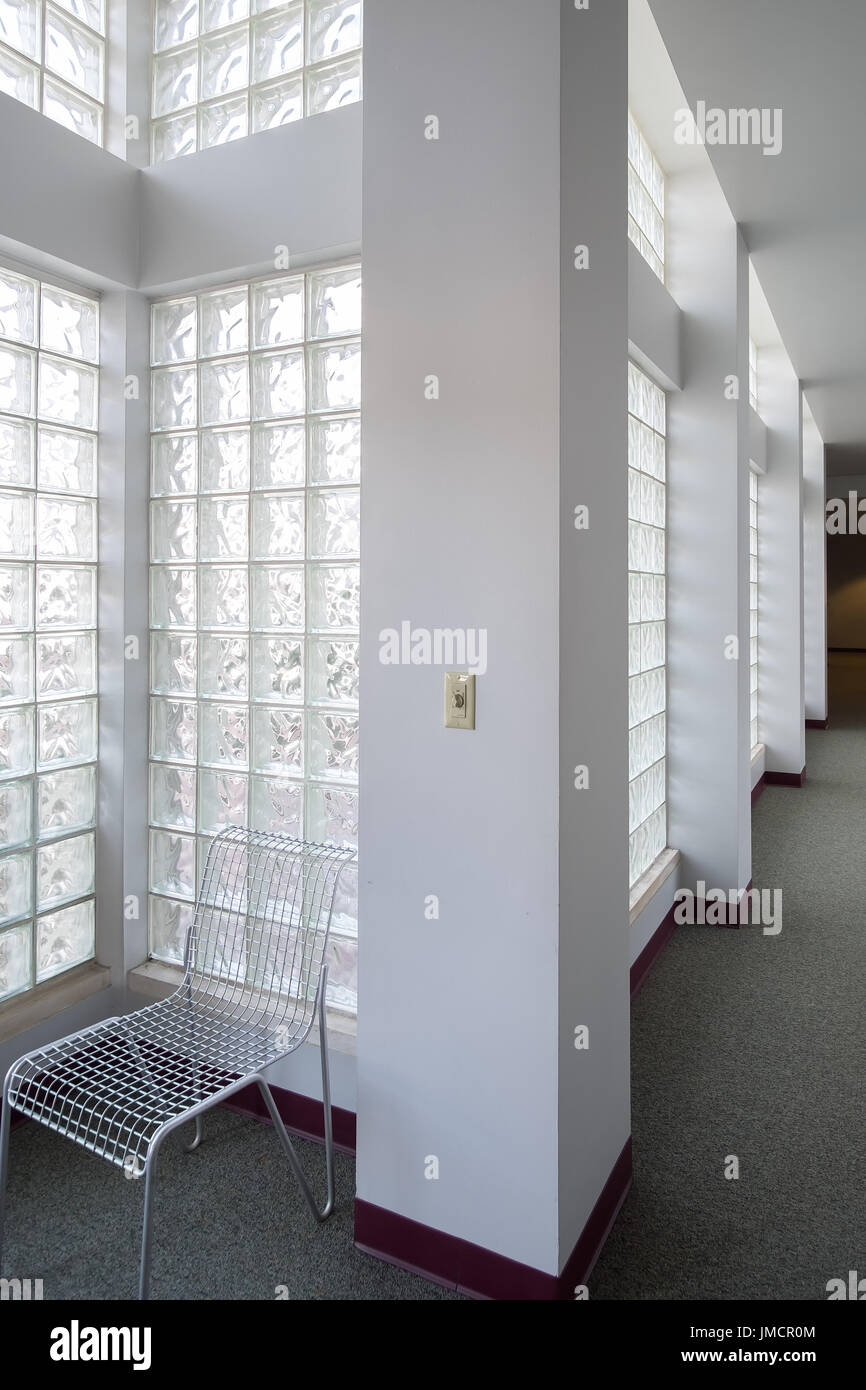 Glassteinwände füllen einen Flur mit natürlichem Licht. Bürogebäude. Stockfoto