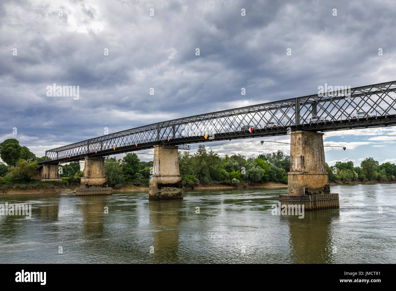 Cadillac-Landschaft: 19. Jahrhundert Brücke über Fluss Garonne, Cadillac, eine Gemeinde im Département Gironde in der Nouvelle-Aquitaine, Südwest-Frankreich Stockfoto