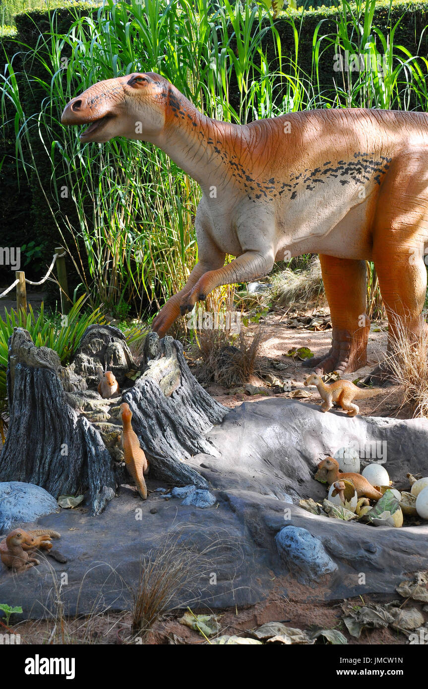 ein Modell eines Edmontosaurus Dinosaurier mit Babys im Nest Website Stockfoto