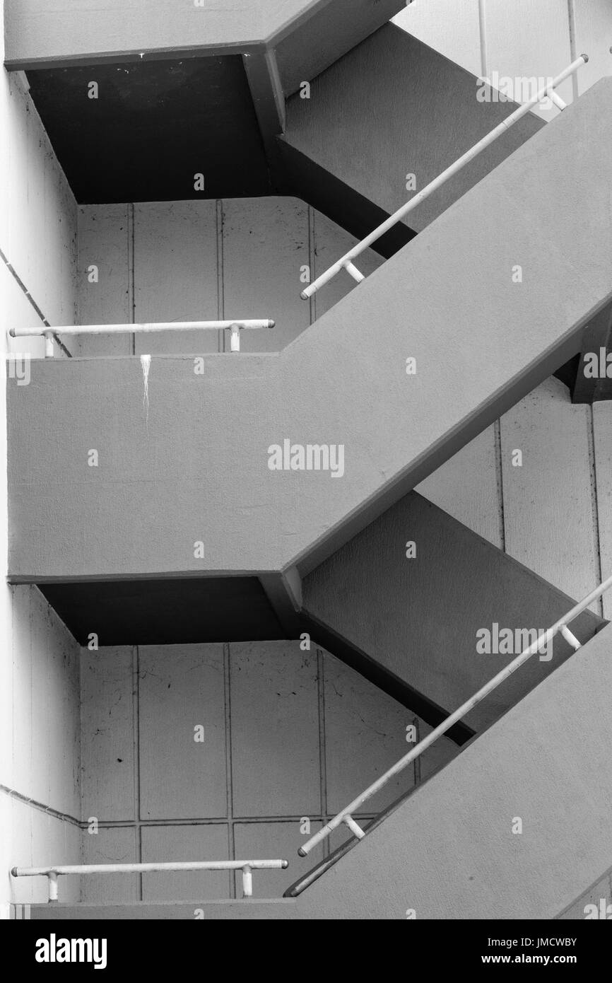 Schwarz-weiß Foto von Parkdeck Treppen Stockfoto