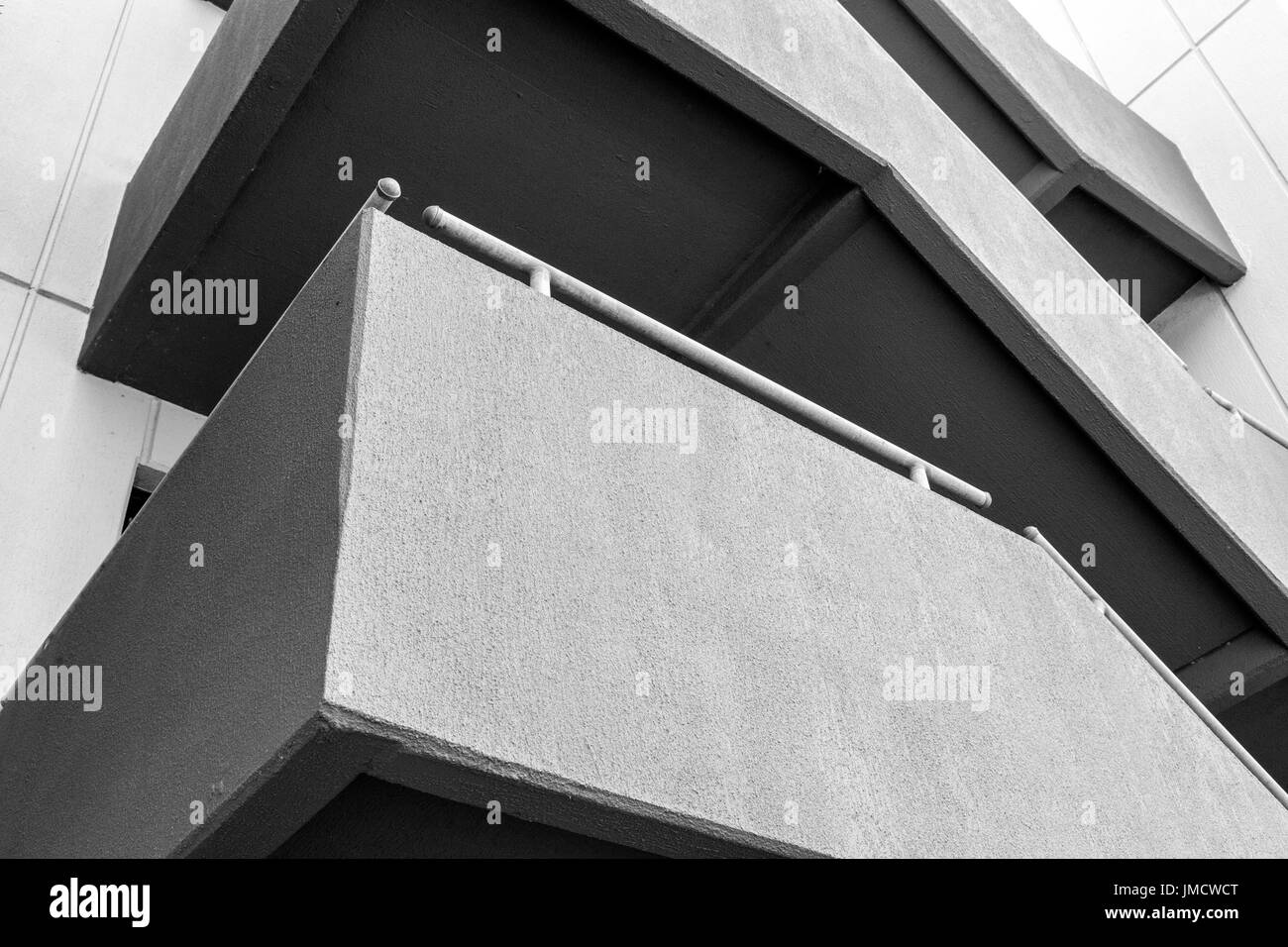 Schwarz / weiß Foto von Betontreppen auf ein Parkhaus Stockfoto