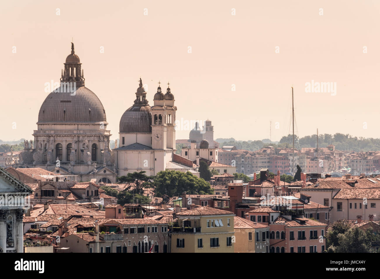 Blick über die Dächer von Venedig, einschließlich einer großen Kirche. Stockfoto