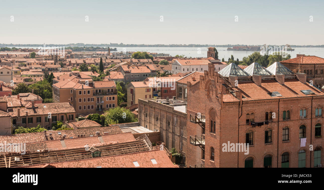 Auf der Dachterrasse Blick auf die Insel Giudecca in Venedig Italien. Stockfoto