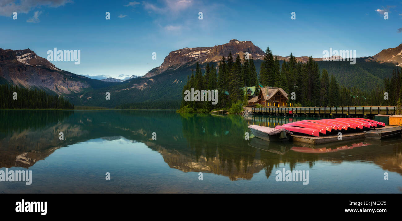 Kanus am wunderschönen Emerald See Lake Lodge und Restaurant im Hintergrund im Yoho Nationalpark, Britisch-Kolumbien, Kanada. Stockfoto