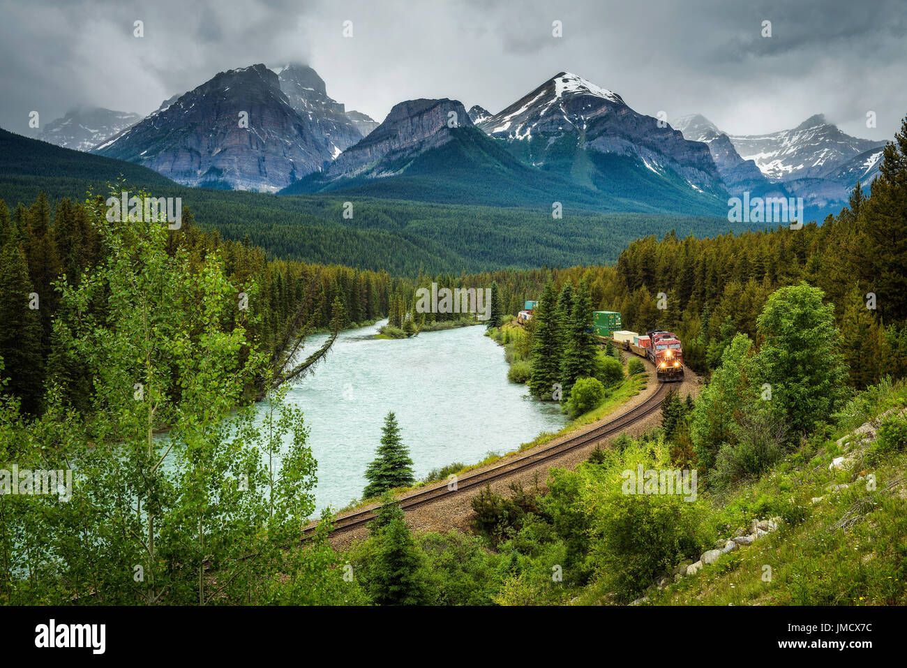 Zug auf der Durchreise die Morant Kurve im Bow Valley mit Rocky Mountains im Hintergrund, Banff Nationalpark, Alberta Kanada Stockfoto