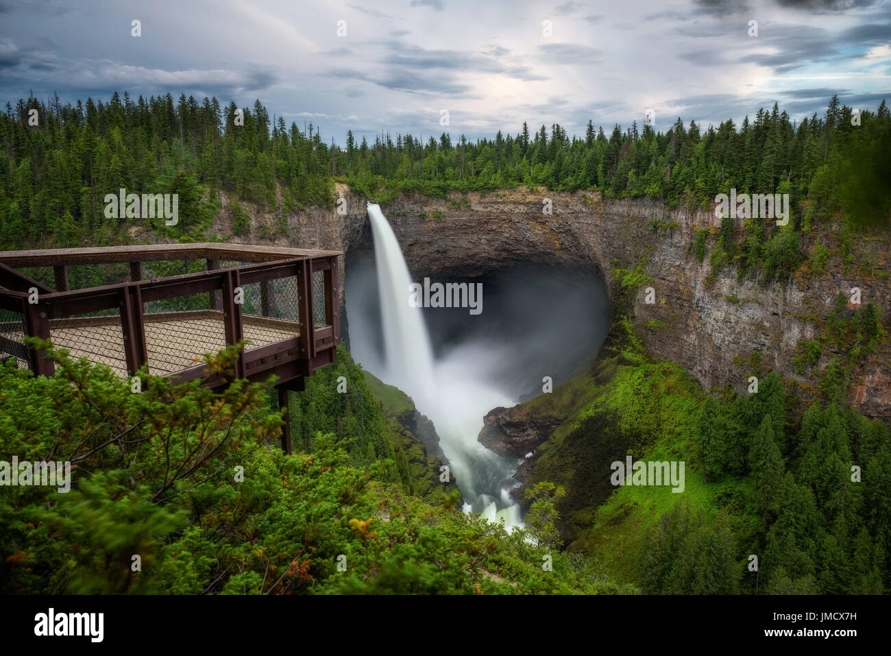 Helmcken Falls und eine Outlook-Plattform im Wells Gray Provincial Park in der Nähe von Clearwater, Britisch-Kolumbien, Kanada. Langzeitbelichtung. Stockfoto