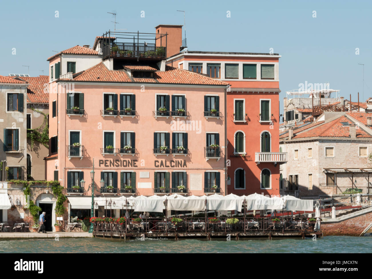 Pensione La Calcina, ein kleines Hotel auf den Canale della Giudecca von einem Boot auf dem Wasser gesehen Stockfoto
