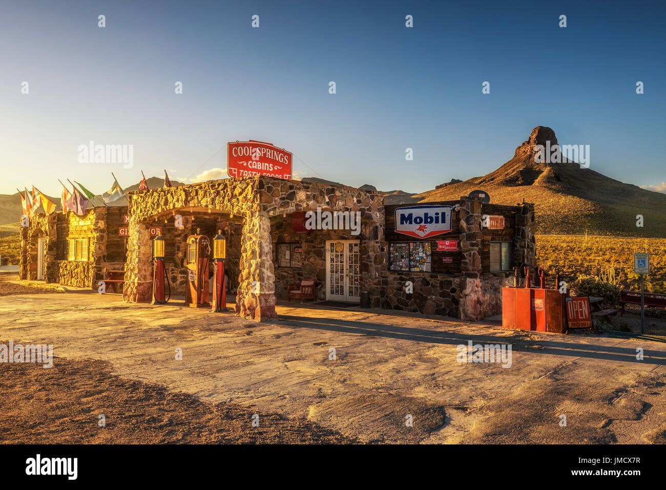 Sonnenuntergang an der wiederaufgebauten Cool Springs Station in der Mojave-Wüste auf der historischen Route 66 in Arizona. Stockfoto
