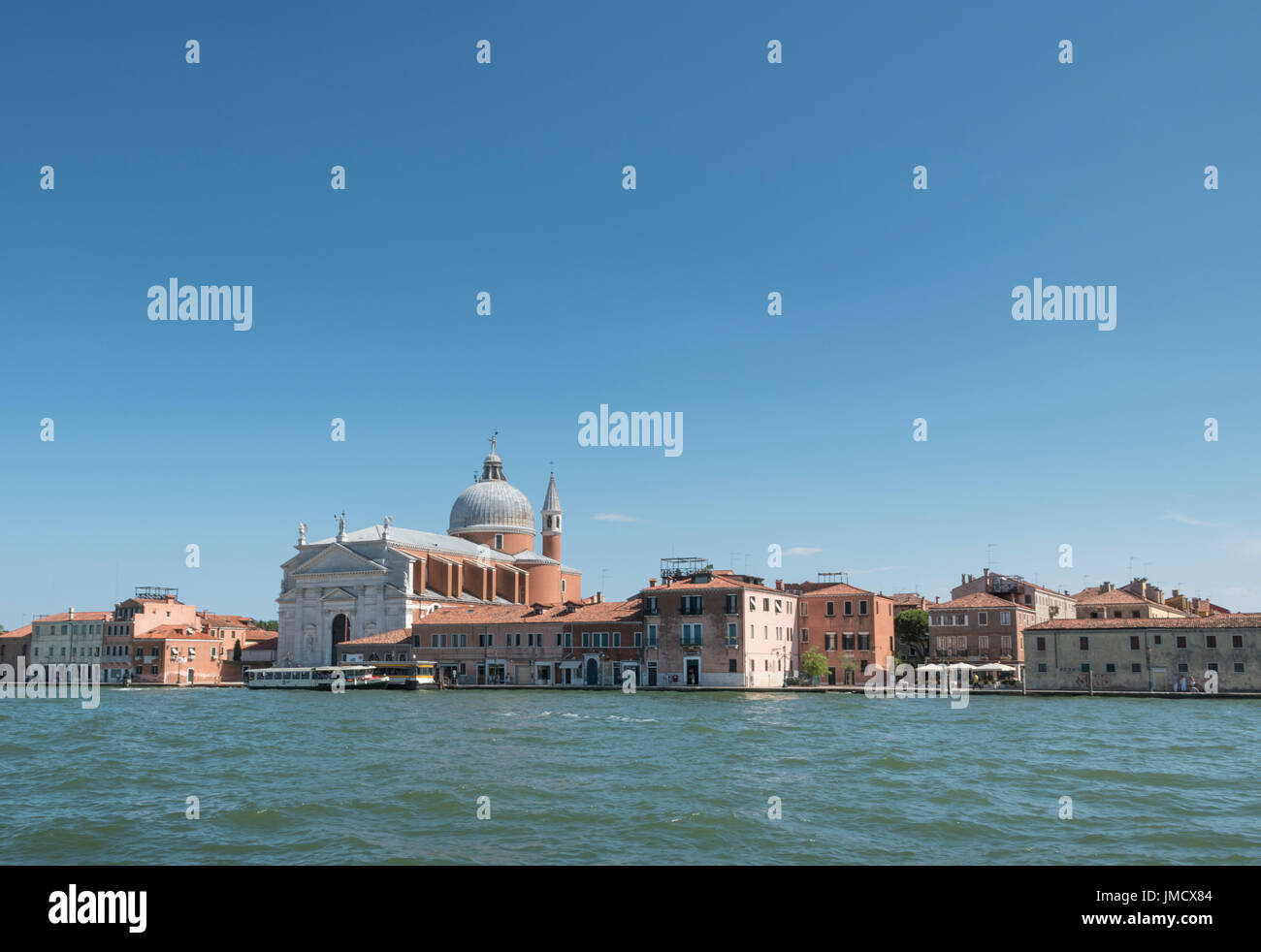 Blick von den Canale della Giudecca von der Kirche Redentore Stockfoto