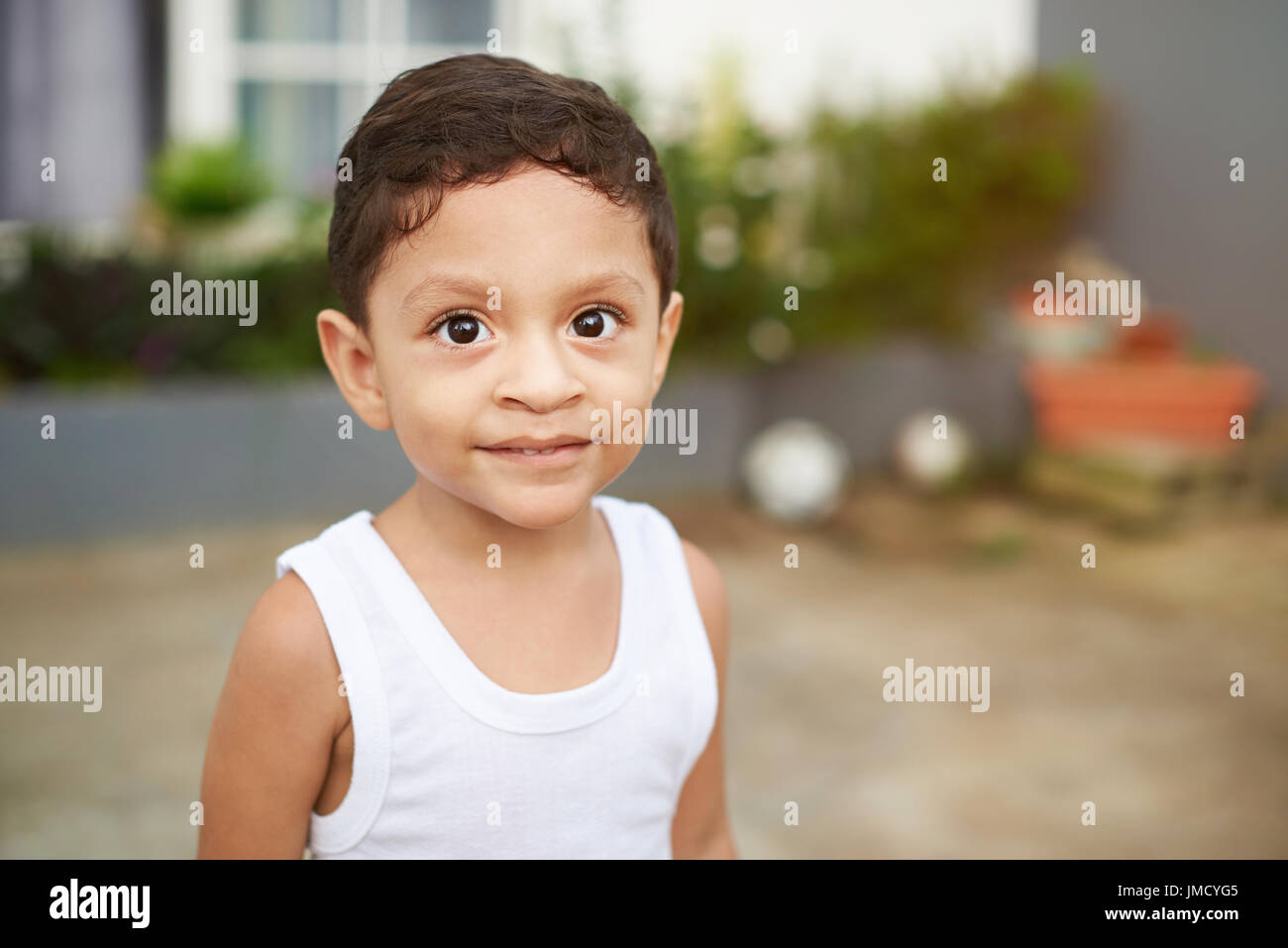 Porträt von Latino jungen Kind außerhalb in unscharfen Hintergrund Stockfoto