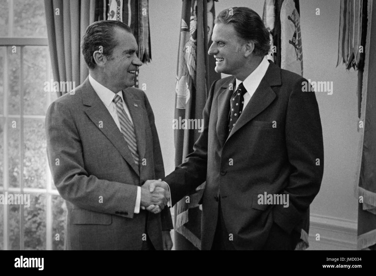 Präsident Richard Nixon Händeschütteln mit Evangelist Billy Graham im Oval Office des weißen Hauses in Washington, D.C. am 10. August 1971. (USA) Stockfoto