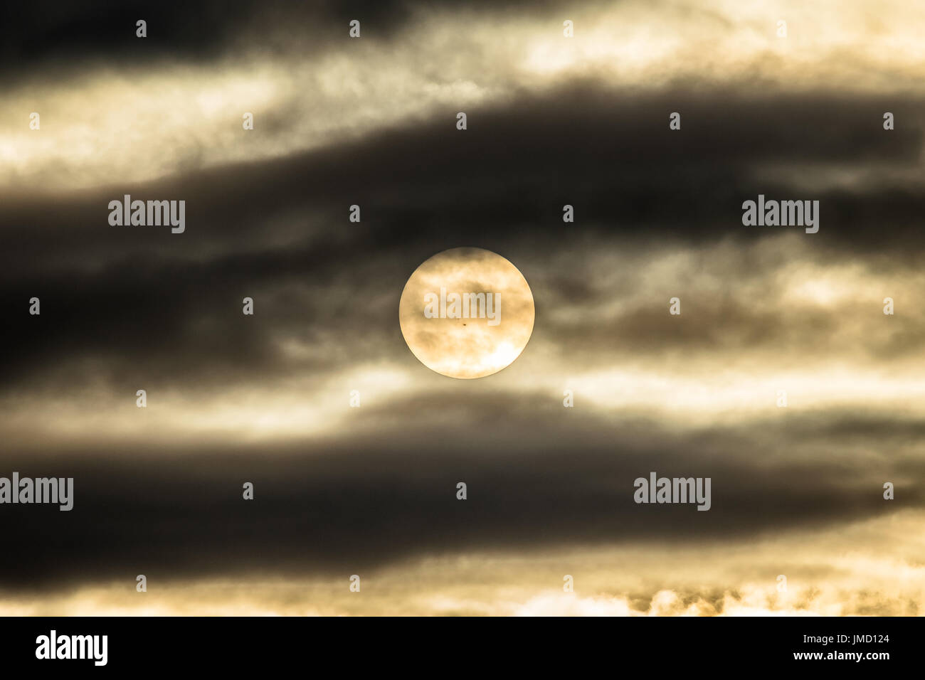 Gigantische dunkle Fleck fast 10-Mal größer als die Erde die Sonne auf den ersten Blick erscheint, wurde dieses Bild 11. Juli 2017 mit einem 600 mm Objektiv aufgenommen. NASA Stockfoto