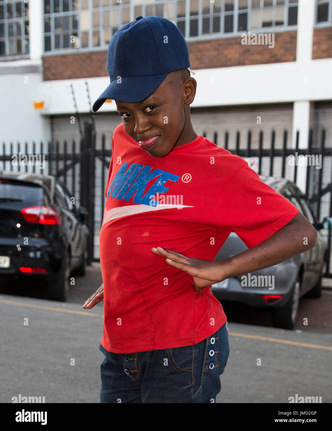 Johannesburg-Stadt-Kind, ein Foto-Shooting im zentralen Johannesburg mein Objektiv weitergegeben und bestand darauf, dass sein Foto zu machen Stockfoto