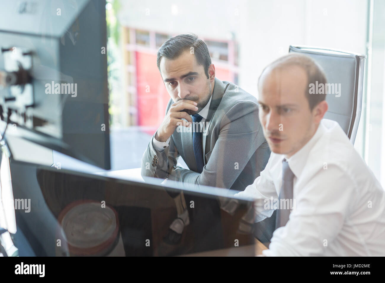 Business-Team Datenanalyse bei Geschäftstreffen. Stockfoto