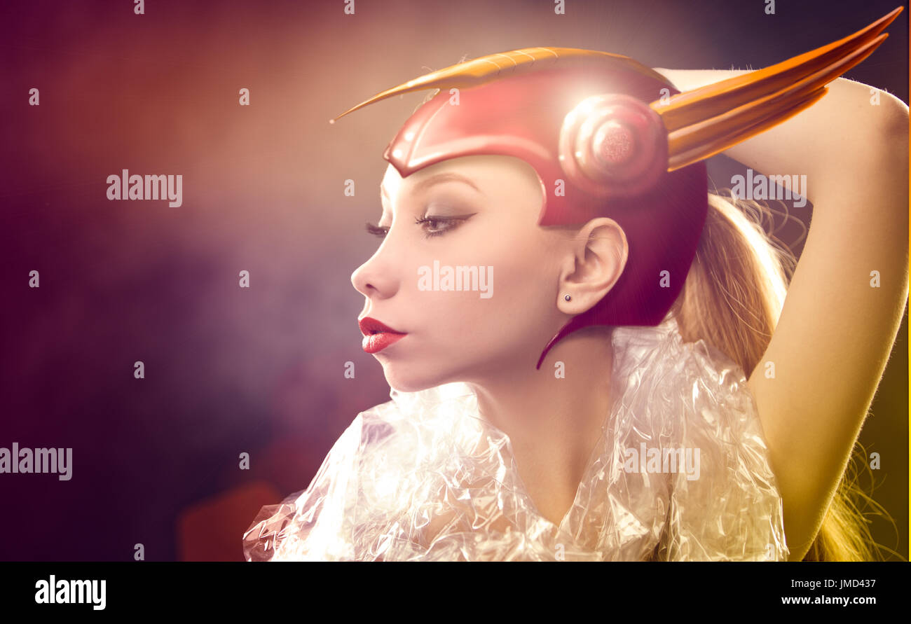 Weibliches Model, futuristisch mit roten Helm flash Gordon fühlen. Stockfoto