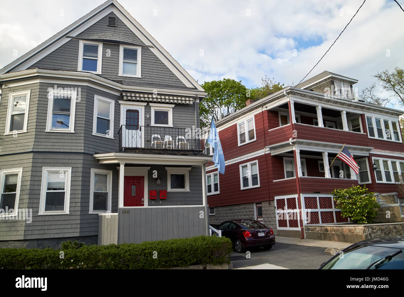 Savin Hill Avenue wohlhabenden viktorianischen Wohnviertel beherbergt mit UNO und amerikanische Flaggen Boston USA Stockfoto