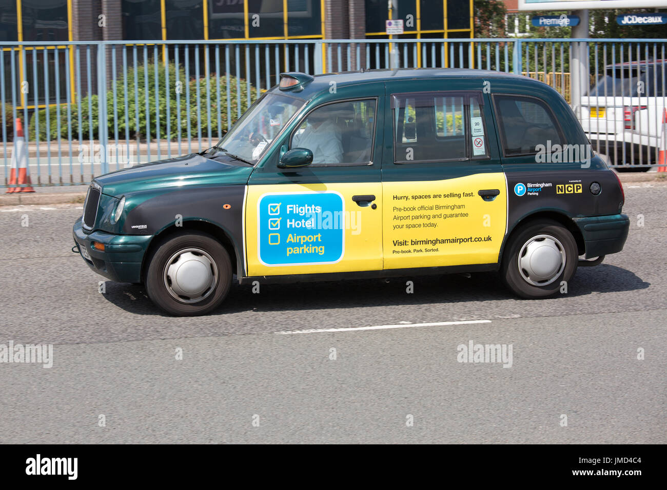 Ein Taxi fahren in Birmingham auf der A38 Stockfoto