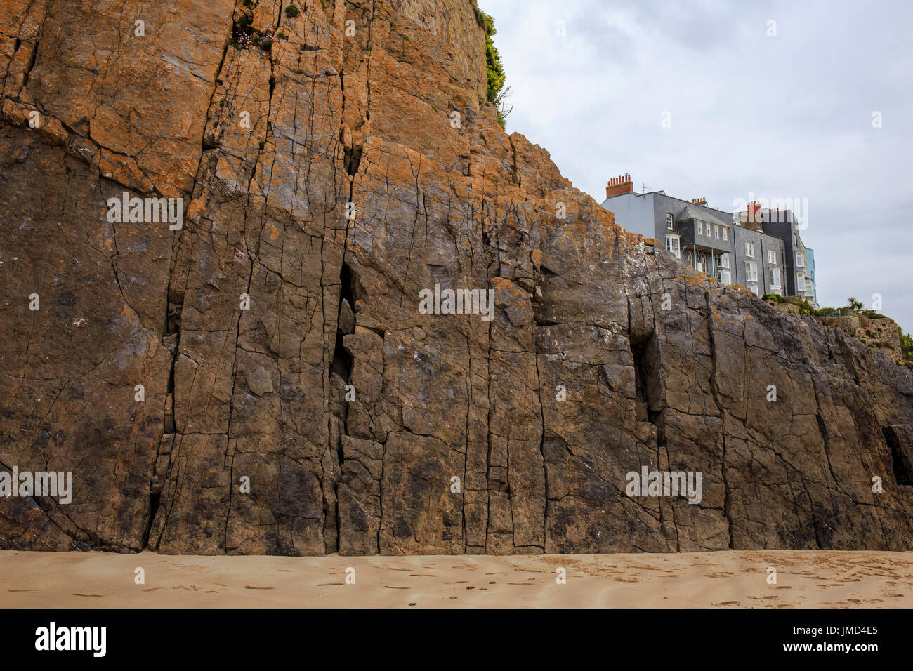 Tenby South Cliff dramatische Geologie und Stadthäuser mit Schiefer auf St. Julian Street konfrontiert. Stockfoto