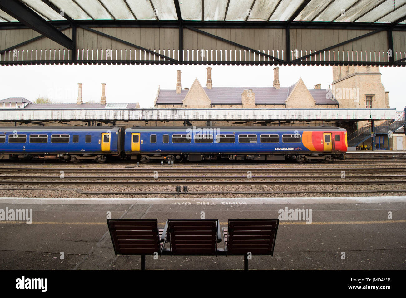 Ein East Midlands Zug am Bahnhof Lincoln abgebildet Stockfoto