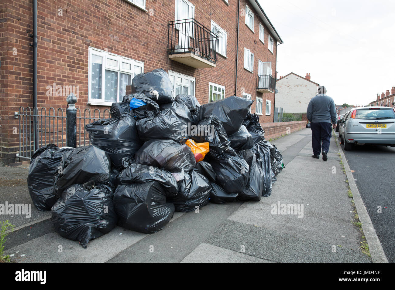 Nicht abgeholte Müllberge in Tarry Road, Alum Rock, Birmingham. Die Müllabfuhr sind in den Streik protestieren gegen Personalabbau und niedrigere Löhne Stockfoto