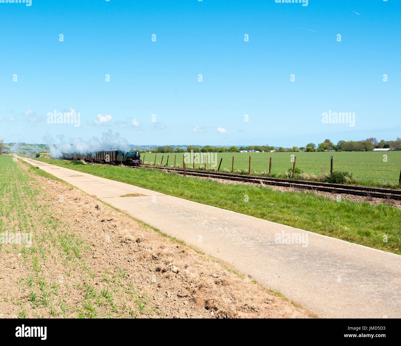 Kleinen Dampfzug nähert sich mit Rauch und Dampf aus Trichter Stockfoto