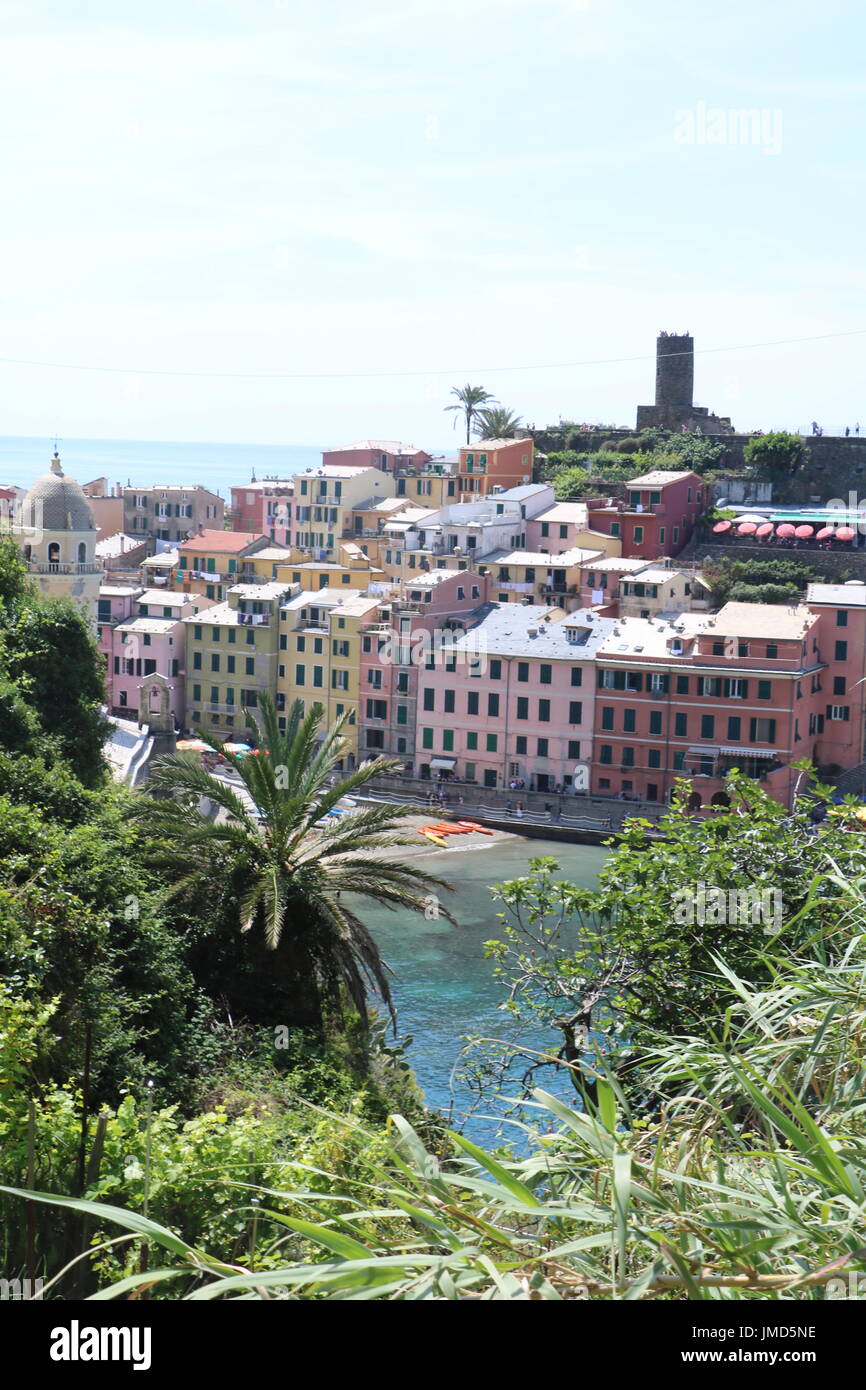 Blick auf eine der fünf Dörfer mit bunten Gebäude entlang der Ufer des klaren, blauen Meer in Cinque Terre, Italien Stockfoto