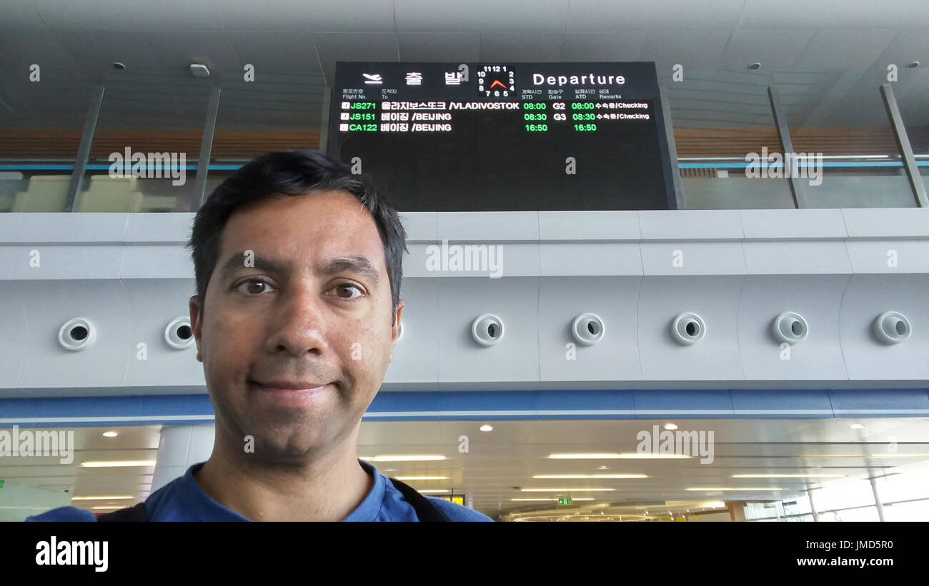 Ryan am Flughafen auf seinem Weg nach draußen. Beachten Sie, es gibt nur drei Flüge ausgeführt Throught das einzige Hauptstadtflughafen / Besucher der nordkoreanischen verwenden Stockfoto