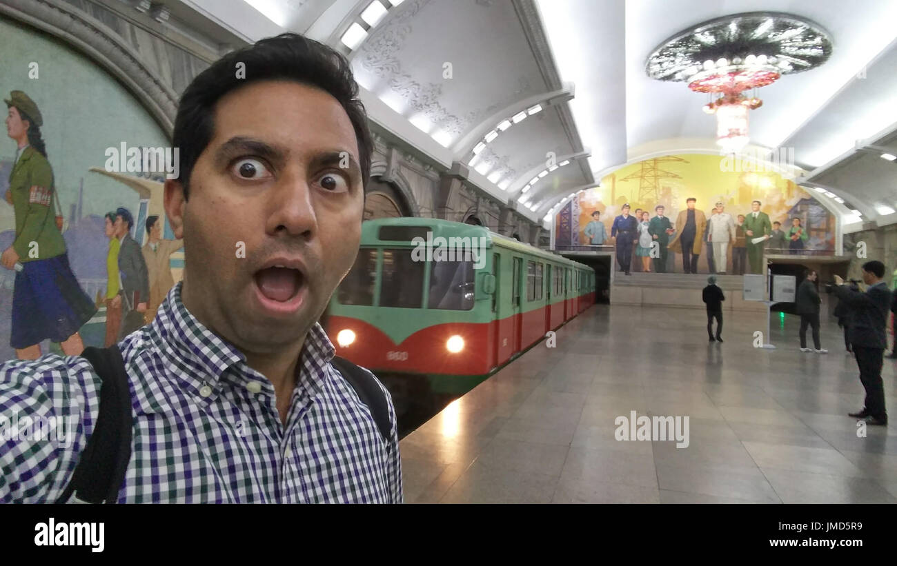 Bei einem Pyongyang u-Bahn station, die tiefste u-Bahn-System auf der Erde / A Besucher nordkoreanische verwendet die geniale Technik des Erscheinens zu s Stockfoto