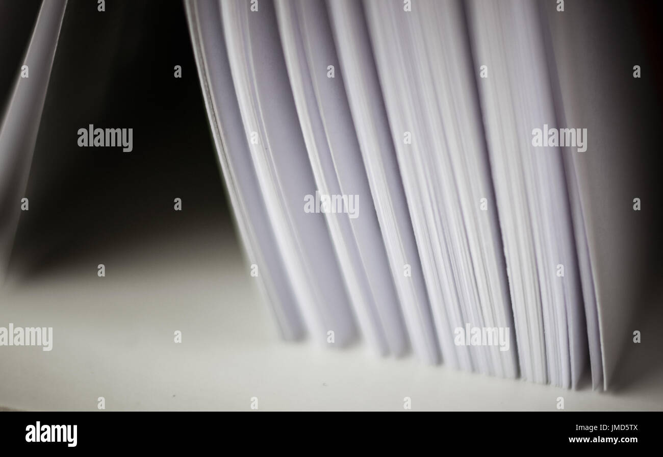 Eine schöne Nahaufnahme eines Buches in dunkle rote Abdeckung und mit roten Lesezeichen. Geringe Schärfentiefe Stockfoto