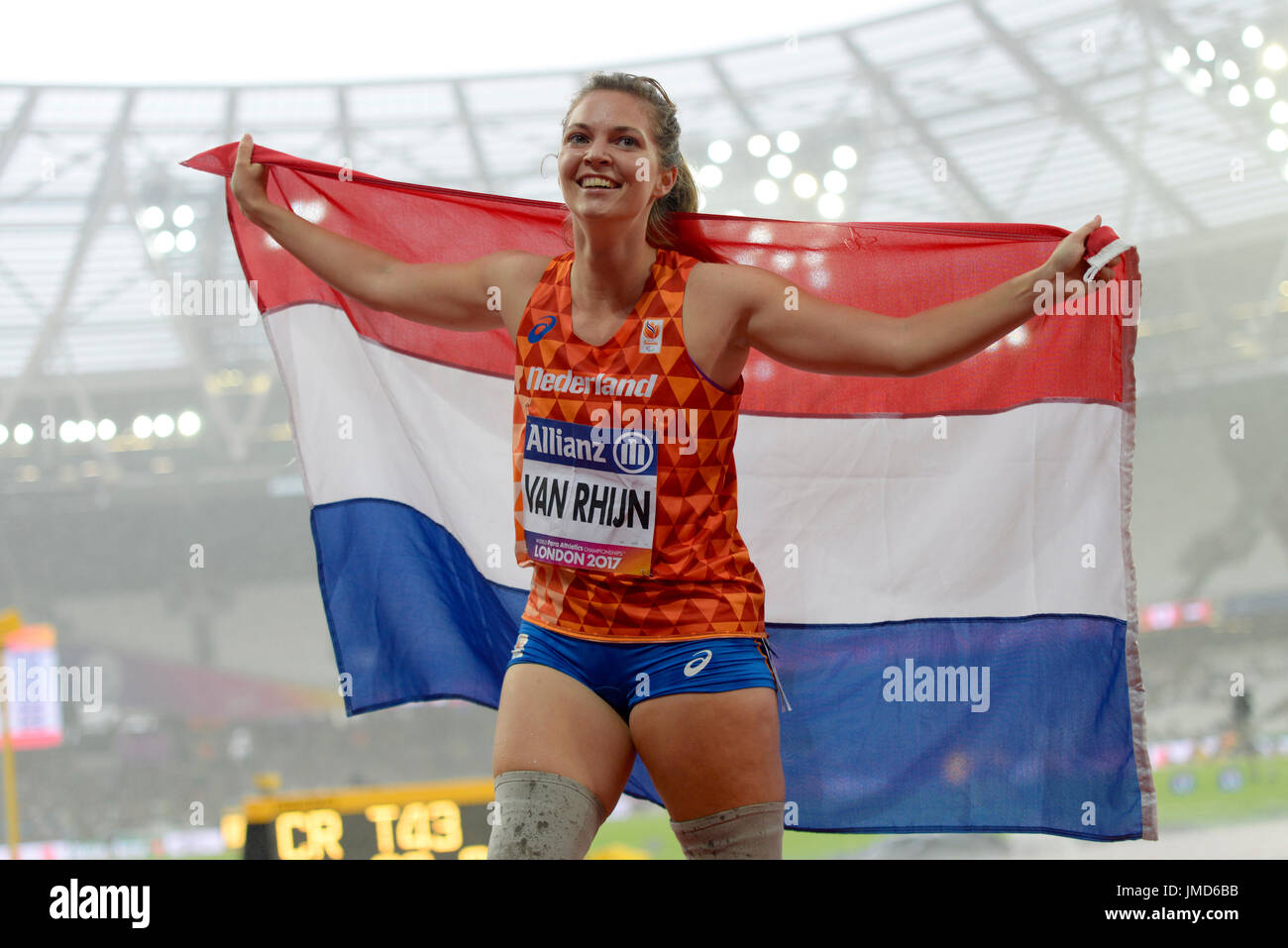 Blade Babe Marlou van rhijn feiert den Sieg über 200 m T44 bei den Para Athletics World Championships im London Stadium. Niederländische Flagge Stockfoto