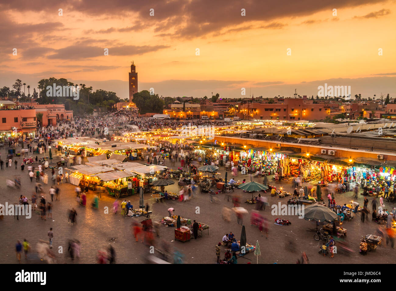 Jamaa el Fna Marktplatz im Sonnenuntergang, Marrakesch, Marokko, Nordafrika. Stockfoto