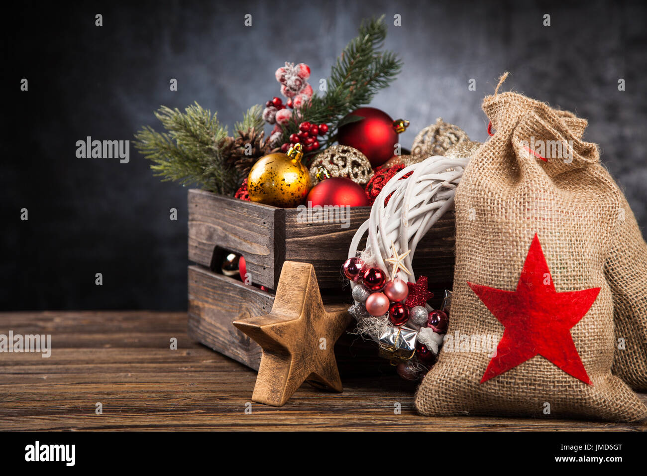 Weihnachtsschmuck in einer Holzkiste Stockfoto