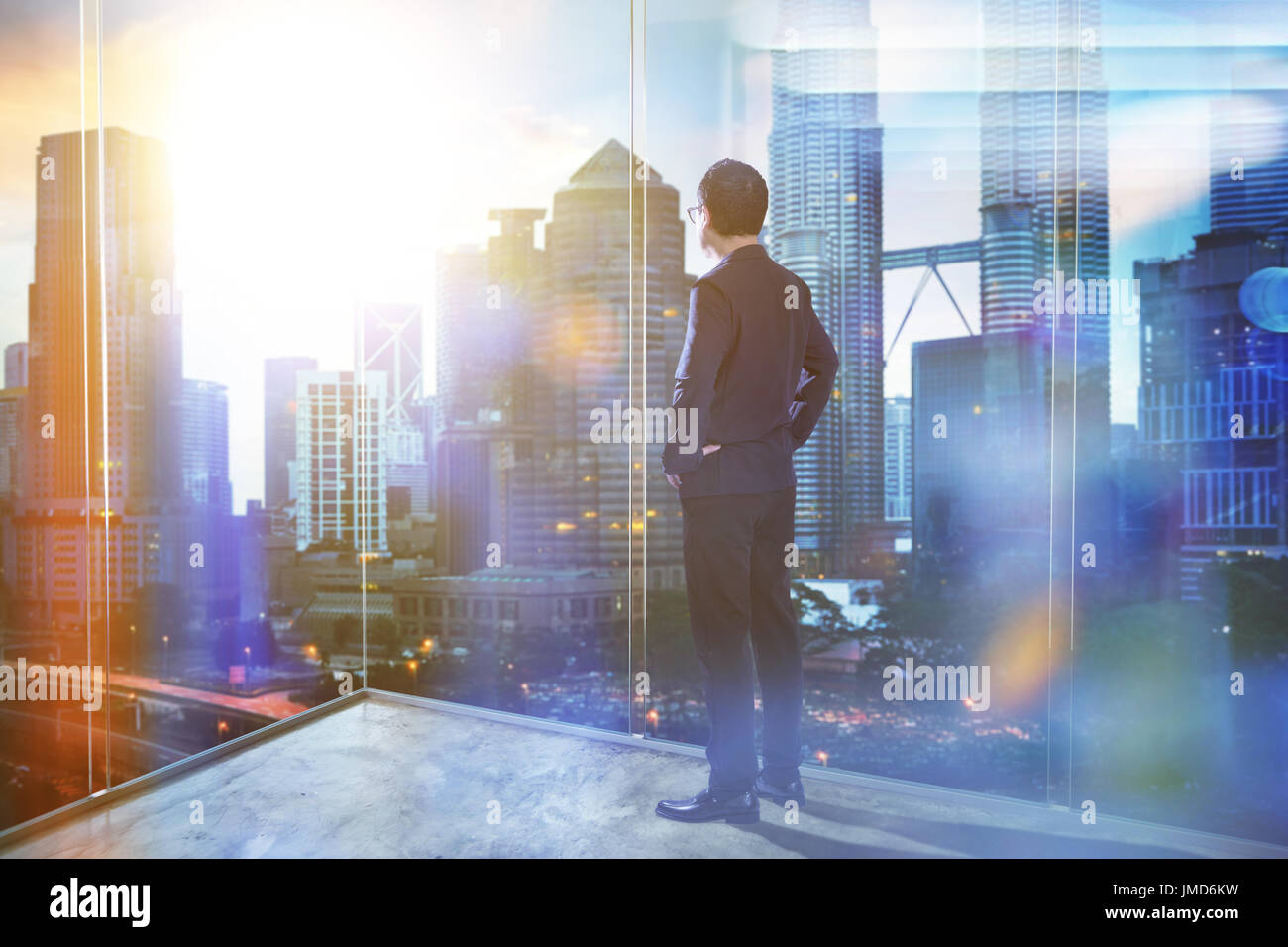 Junge Unternehmer auf der Suche der Stadt im Büro. Morgen-Szene. . Stockfoto