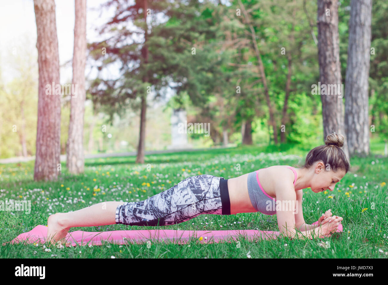 Junge Frau Durchführung Ganzkörperstütz Stockfoto